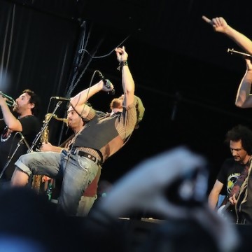 La Vela, Tini y ACDC