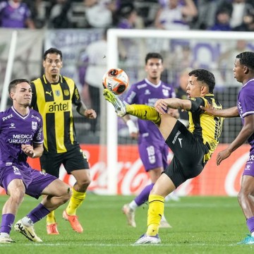 ¿Quién quedó más adelantado en el partido entre Defensor y Peñarol: el VAR, Arezo o el Loquito Abreu?