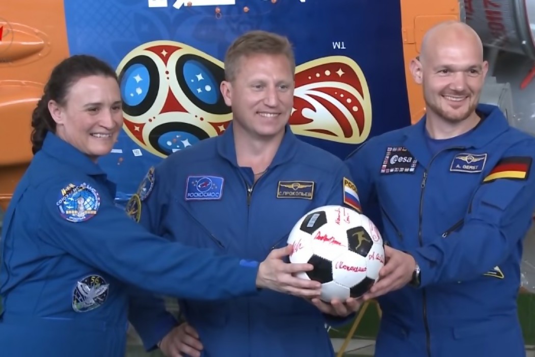 Tres astronautas volvieron a la Tierra con una pelota para el Mundial — 180 | Del Sol 99.5 en el Mundial Rusia 2018