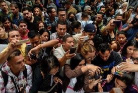 Portal 180 - Venezolanos abarrotaron consulado chileno en busca de visa especial