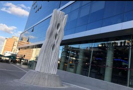 Portal 180 - Se implantó “FUTURO”, escultura de Pablo Atchugarry, en Punta Carretas Shopping