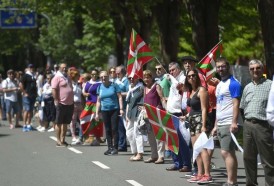 Portal 180 - Masiva cadena humana por el derecho de autodeterminación en el País Vasco