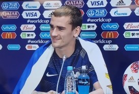 Portal 180 - Griezmann dio la conferencia de prensa con la bandera uruguaya