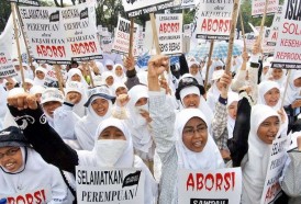 Portal 180 - Adolescente violada por su hermano en Indonesia, encarcelada por abortar