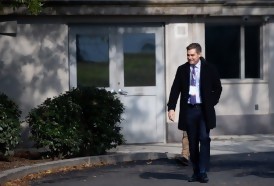 Portal 180 - Juez ordena a la Casa Blanca devolver acreditación a periodista de CNN