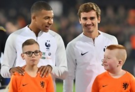 Portal 180 - Tarjeta roja al nombre “Griezmann Mbappé” para un bebé en Francia