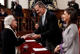 Portal 180 - Ida Vitale abraza su premio y a Cervantes