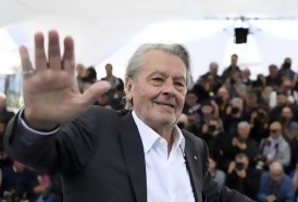 Portal 180 - Alain Delon homenajeado en Cannes entre protestas feministas