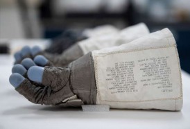 Portal 180 - La inevitable desintegración del traje de Neil Armstrong