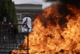 Portal 180 - Tensión entre policías y manifestantes empañan desfile del 14 de julio en Francia