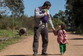 Portal 180 - CdF expone muestra sobre padres uruguayos y suecos que cuidan de sus hijos