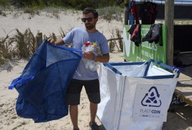 Portal 180 - Una moneda virtual busca limpiar el plástico de la playa en Piriápolis