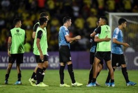 Portal 180 - Uruguay se acuerda tarde de ganar y lo paga con la eliminación