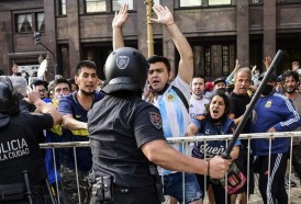 Portal 180 - Incidentes alrededor de sede de Gobierno argentino en despedida a Maradona