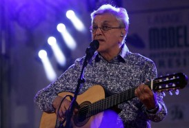 Portal 180 - Caetano Veloso dice que ser artista bajo Bolsonaro es un trago “amargo”