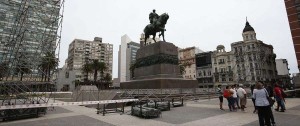 Portal 180 - La Plaza Independencia se prepara para la asunción de Lacalle Pou