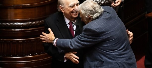 Portal 180 - Mujica y Sanguientti cerraron juntos y con un abrazo un tiempo político que los enfrentó