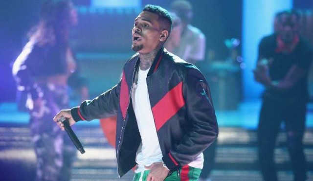 Chris Brown afronta demanda por agresión sexual