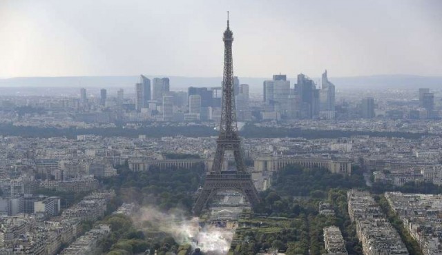 180 Com Uy Empleados De Torre Eiffel Amenazan Con Huelga Por Largas Filas De Espera