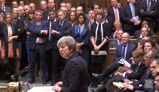 May da marcha atrás y aplaza la votación del Brexit May da marcha atrás y aplaza la votación del Brexit