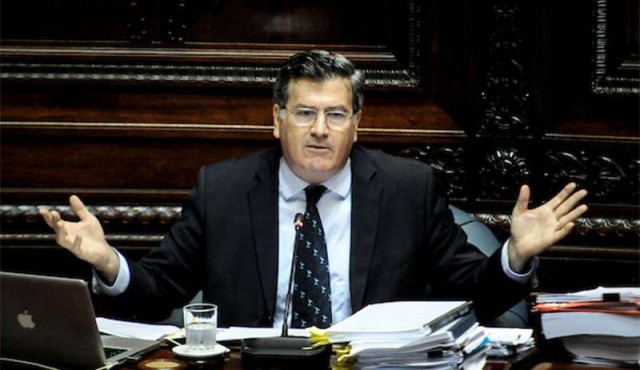 Bordaberry: “decir 'cedan los derechos o no juegan' no es el camino”