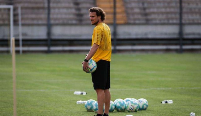 Forlán dirigió su primer entrenamiento