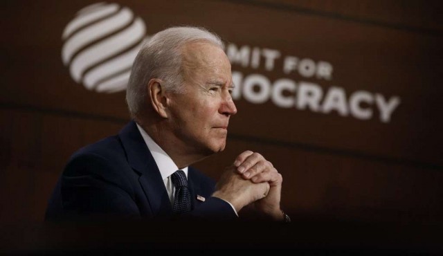 Biden advierte de desafíos “alarmantes” para la democracia en el mundo