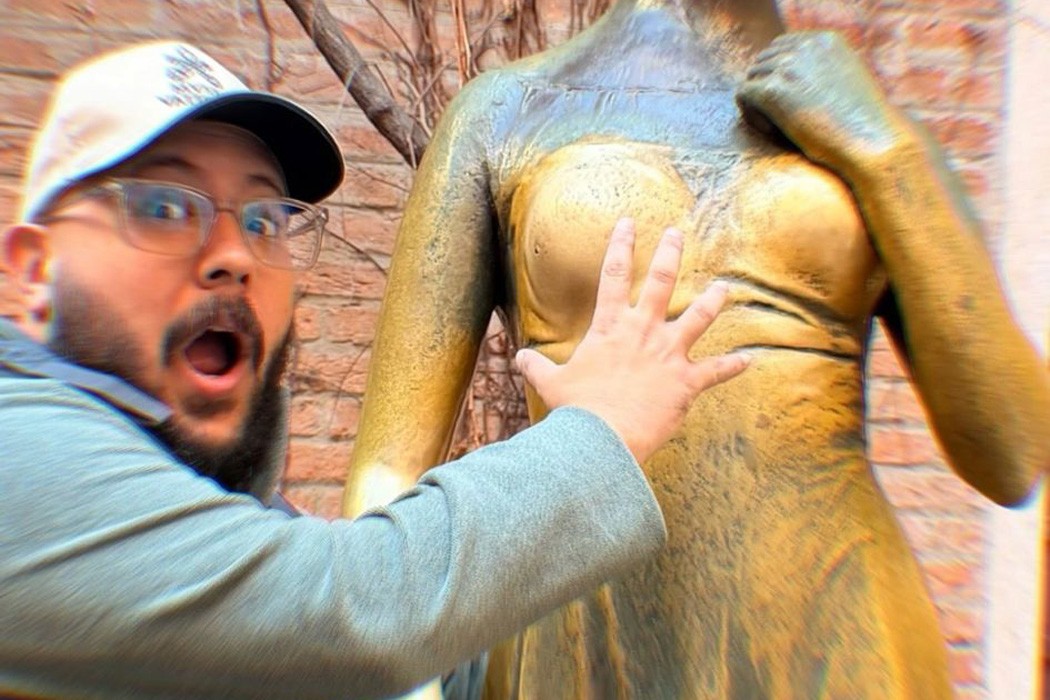 La tradición de frotar partes de estatuas para la buena suerte — DelSol | Del Sol 99.5 en el Mundial Rusia 2018