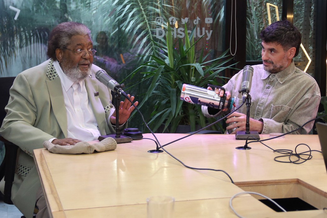 Rada le regaló una corbata de The Beatles al Piñe — DelSol | Del Sol 99.5 en el la Copa América 2019