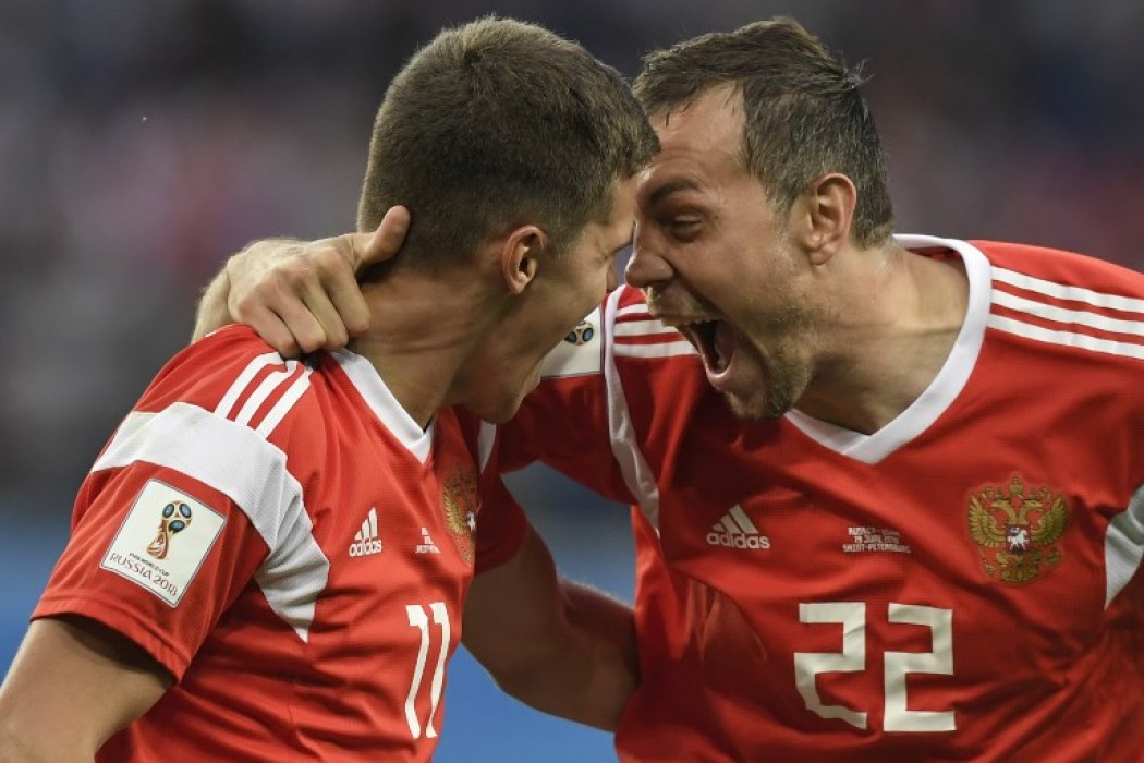 Los rusos Zobnin y Dzyuba festejan uno de los goles ante Egipto — Foto del dia | Del Sol 99.5 en el Mundial Rusia 2018