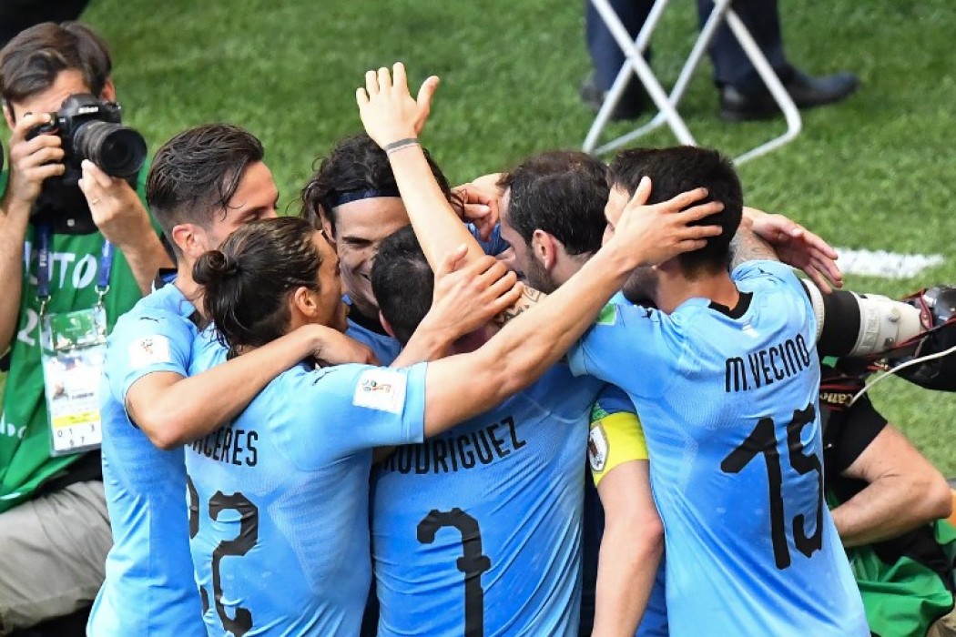Los jugadores uruguayos festejan el gol ante Arabia — Foto del dia | Del Sol 99.5 en el Mundial Rusia 2018