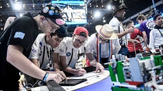 Tres días entre robots, proyectos científicos y jóvenes de todo el mundo - Informes - DelSol 99.5 FM