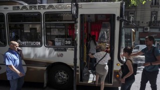 Los pasajeros de los colectivos tenemos derechos y obligaciones - Segmento humorístico - DelSol 99.5 FM