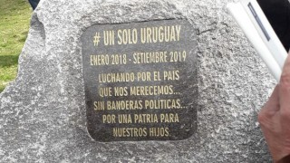 El monolito de Un Solo Uruguay - Columna de Darwin - DelSol 99.5 FM