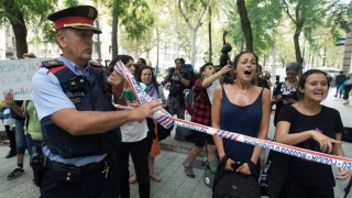 Caso María no se va: la niña fue entregada a la Policía de Barcelona - Titulares y suplentes - DelSol 99.5 FM