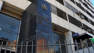 Déficit fiscal de 4.9%, el mayor en 30 años - Titulares y suplentes - DelSol 99.5 FM