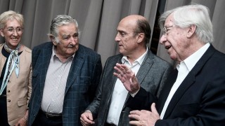 La milhojas de caos del FA y el traductor de lenguaje de delfines para legisladores de CA - Columna de Darwin - DelSol 99.5 FM