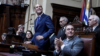Besos, banderas y recreo: Darwin y la adolescencia de los legisladores - Columna de Darwin - DelSol 99.5 FM