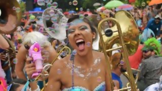 Los carnavales del mundo y lo aburrido del montevideano - La Charla - DelSol 99.5 FM