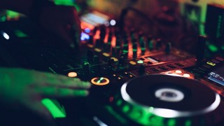 Gran día virusplanista: el covillero tiene jingle y Suecia mejora - Columna de Darwin - DelSol 99.5 FM