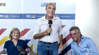 El talento de Martínez para generar desconfianza y el aumento del cuento del tío a los adultos mayores - Columna de Darwin - DelSol 99.5 FM
