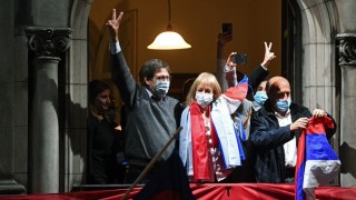 Análisis forense del cadáver político de Martínez y la postura corporal de Cosse en el balcón - Columna de Darwin - DelSol 99.5 FM