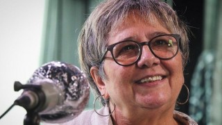 La vida de Laura Canoura y la acción de cantar como “un derecho humano” - Charlemos de vos - DelSol 99.5 FM