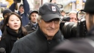 Atenuantes en el caso Madoff y canciones para viejas con nietos a cargo - Columna de Darwin - DelSol 99.5 FM