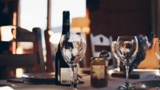 En un restorán, ¿está mal pedir un vino y devolverlo si te parece adecuado? - Sobremesa - DelSol 99.5 FM