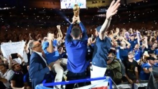 ¿De dónde viene la tradición de festejar levantando la copa? - Sobremesa - DelSol 99.5 FM