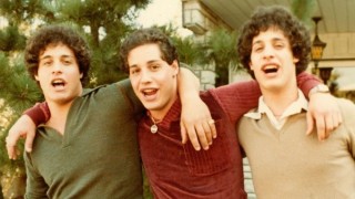 “Three Identical Strangers” y “Hacks”: un documental sorprendente y una serie para reír - Pía Supervielle - DelSol 99.5 FM