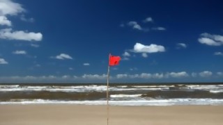 Encontré en la playa una urna con cenizas y fecha reciente, ¿llamo para avisar de que encontré eso intacto? - Sobremesa - DelSol 99.5 FM