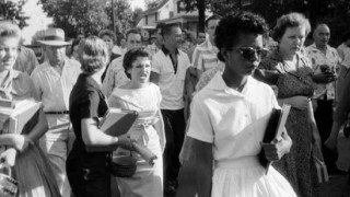 “Los nueve de Little Rock“: la foto que muestra los insultos a los estudiantes negros - Leo Barizzoni - DelSol 99.5 FM