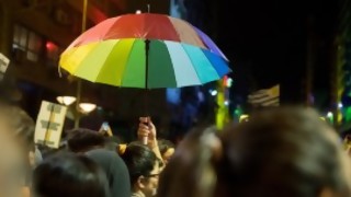 Uruguay atrae parejas gay rusas y otras 10 noticias en un minuto, cada una - Darwin concentrado - DelSol 99.5 FM